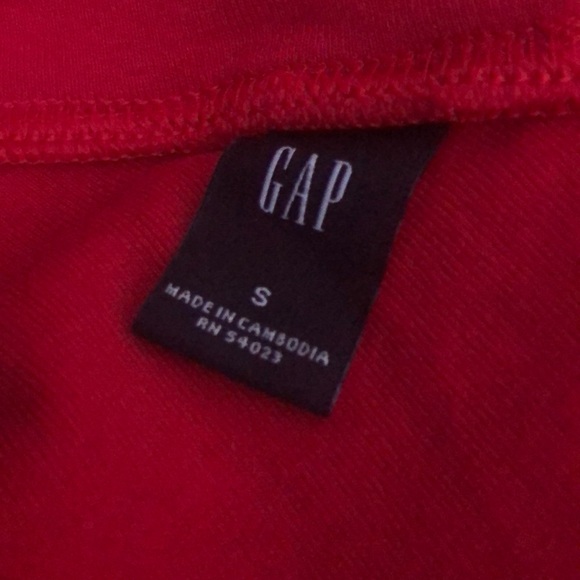 Red gap v shirt - Picture 3 of 4